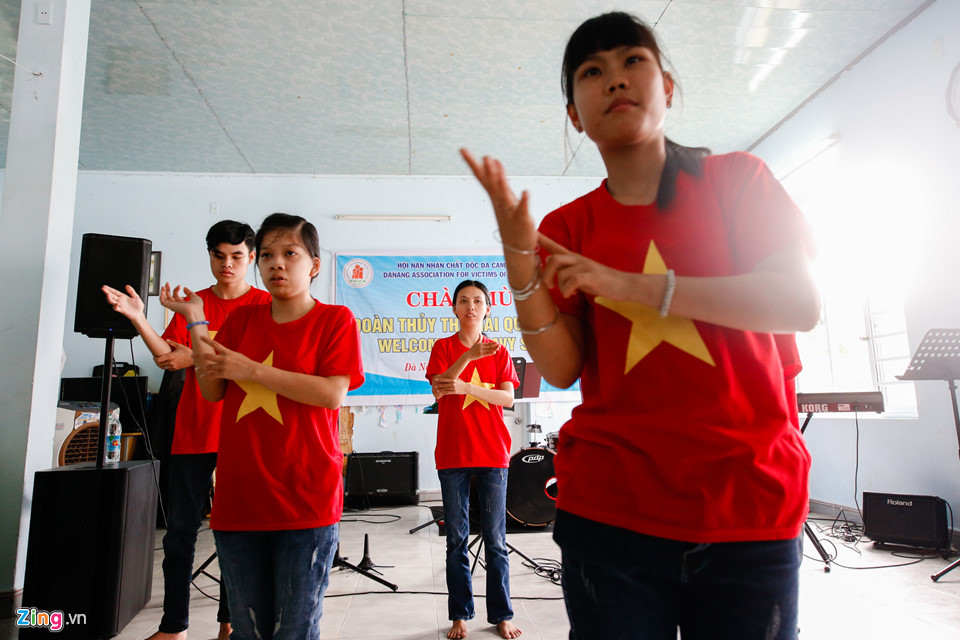 Thuỷ thủ Mỹ hào hứng vui đùa cùng trẻ nạn nhân chất độc da cam